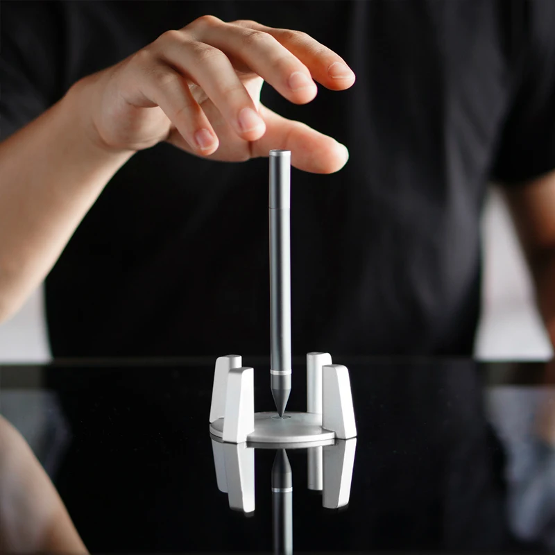 قلم HOVERPEN المغناطيسي ذو الوقوف الحر لا يطفو على الحلي المعدنية المضادة للجاذبية من الألومنيوم والتيتانيوم.