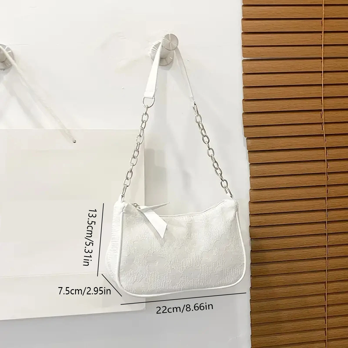 

This white elegant and gentle chain underarm bag for women is foreign-style, simple and a small square bag. It's a fashionable a