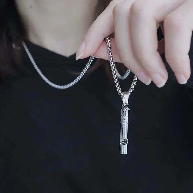 Collana con fischio Ciondolo Fischietto di sopravvivenza di emergenza Escursionismo all'aperto Collane da campeggio Fischietto punk in acciaio inossidabile