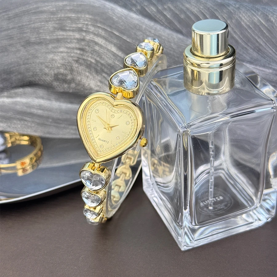 Women's Heart-Alloy Case Sparkly Cute Heart-Shaped Glass Rhinestone Bracelet Elegant Stylish Quartz Watch