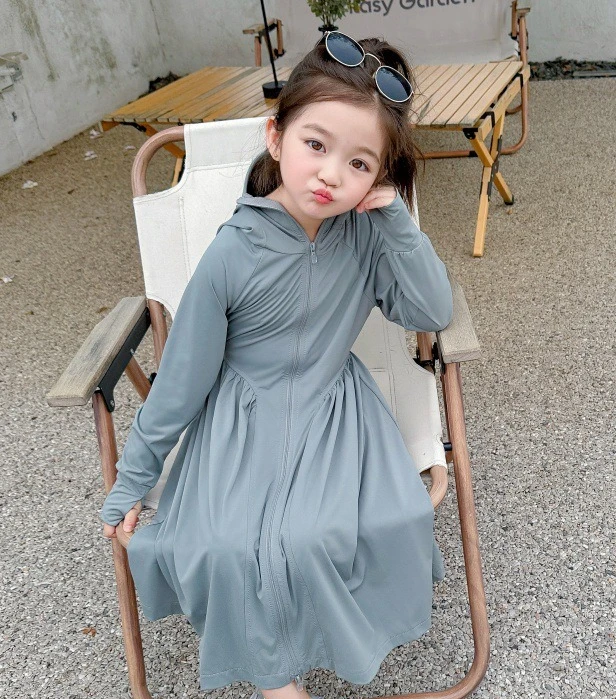 ملابس الفتيات الواقية من الشمس لصيف 2025 معطف جديد للأطفال من الحرير الجليدي خفيف الوزن يسمح بالتهوية ملابس طويلة لتكييف الهواء