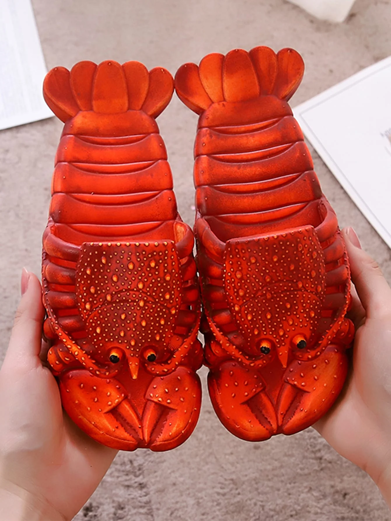 Men's plastic slippers, fun cartoon lobster slippers, men's summer fashion versatile new style, students' summer indoor home ant
