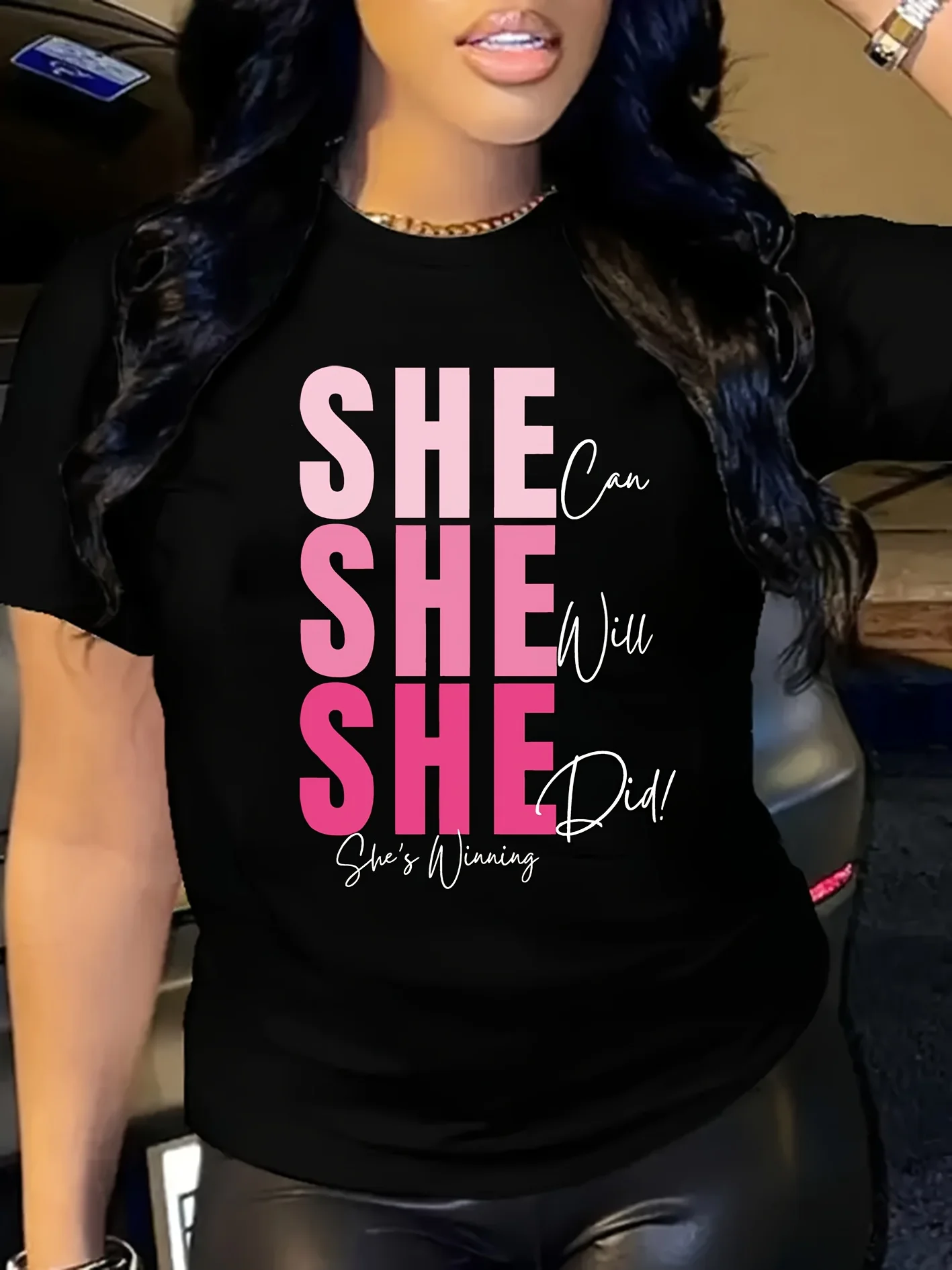 

Женская повседневная футболка с коротким рукавом с мотивационным принтом She Can She Will She Did, черно-розовый узор с буквами, облегающий круглый вырез