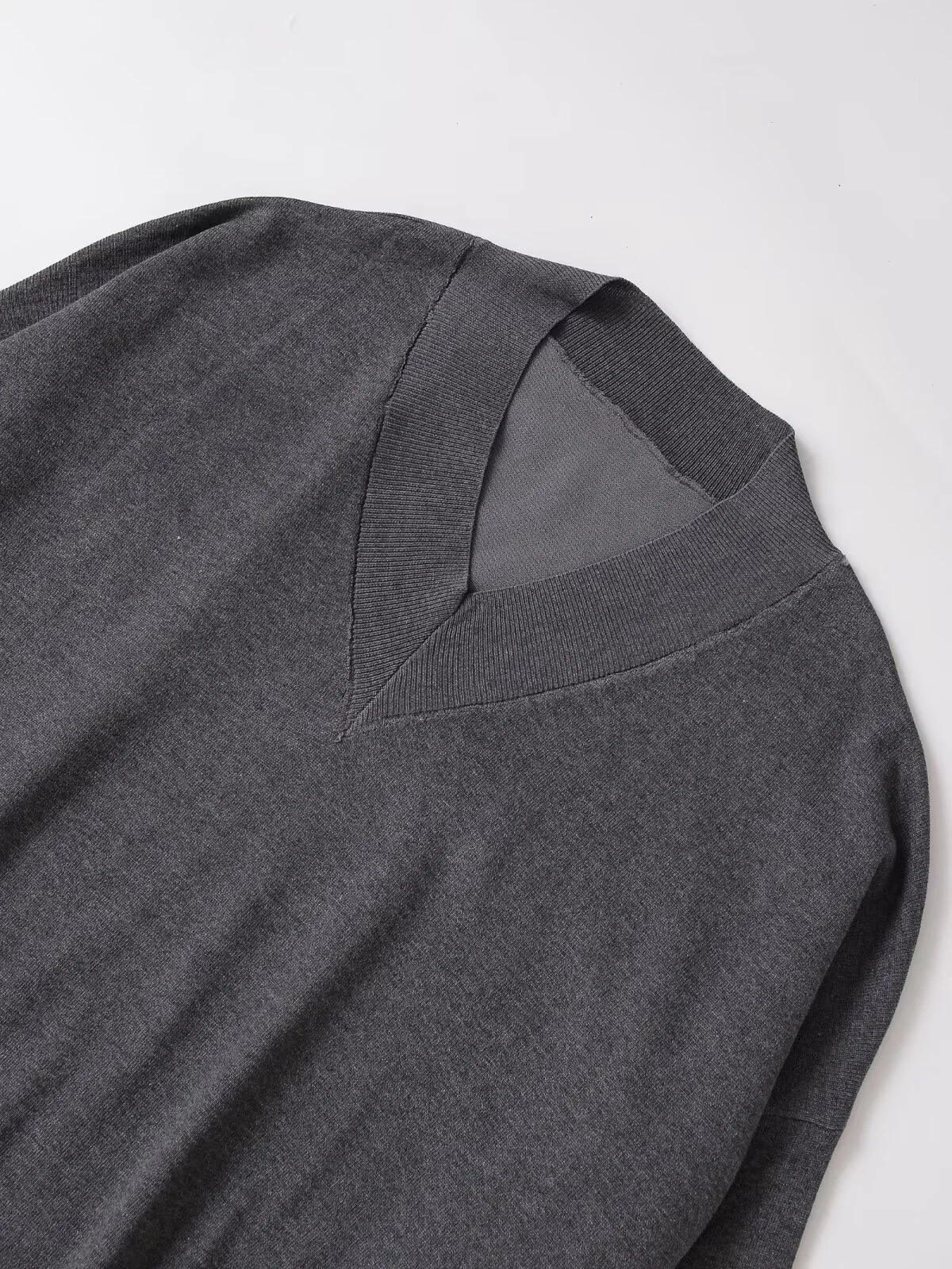 เสื้อสเวตเตอร์ถักผสมผสาน สไตล์ลำลอง เรียบง่าย สบายๆ สำหรับผู้หญิง คอลเลคชั่นฤดูใบไม้ร่วง ปี 2025