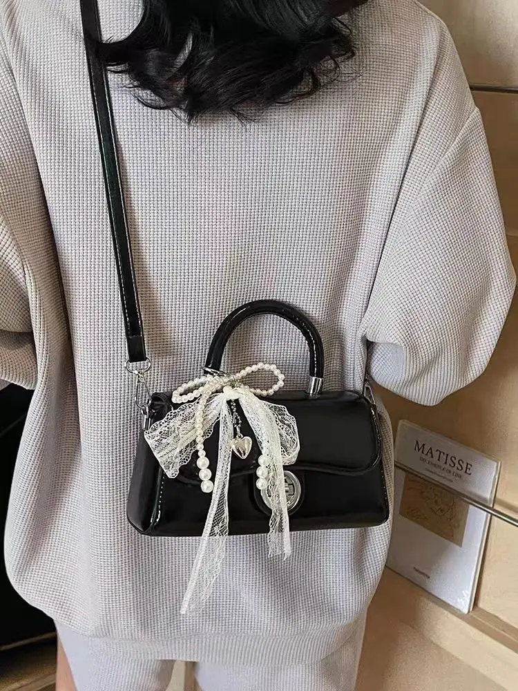 حقيبة كروس مربعة صغيرة من الدانتيل بفيونكة حلوة للنساء 2025 حقيبة يد صيفية فاخرة جديدة ذات علامة تجارية حقيبة كتف عصرية من البولي يوريثان
