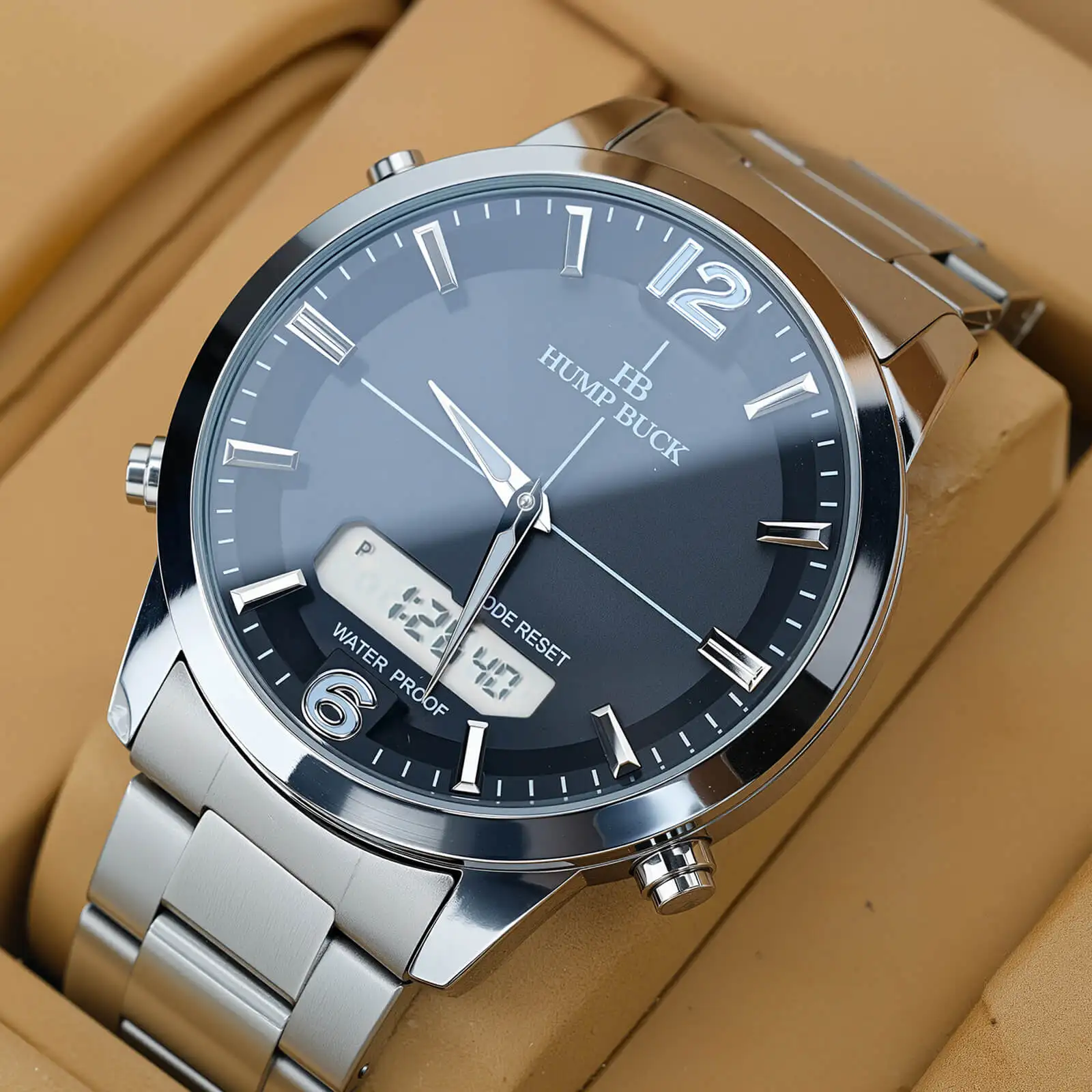 

HUMPBUCK Мужские водонепроницаемые часы в стиле милитари с двойным дисплеем, кварцевым механизмом из нержавеющей стали, дисплеем даты и дня