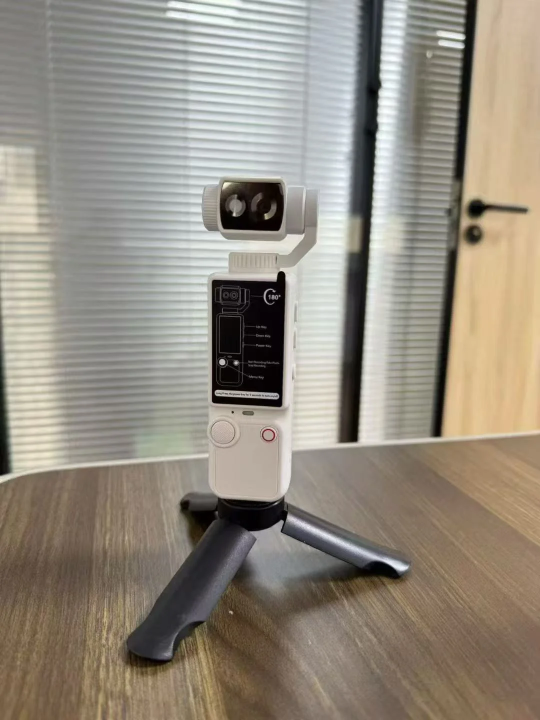 Caméra connectée wi-fi 4k portable pour voyage et vlogging_voghion.com
