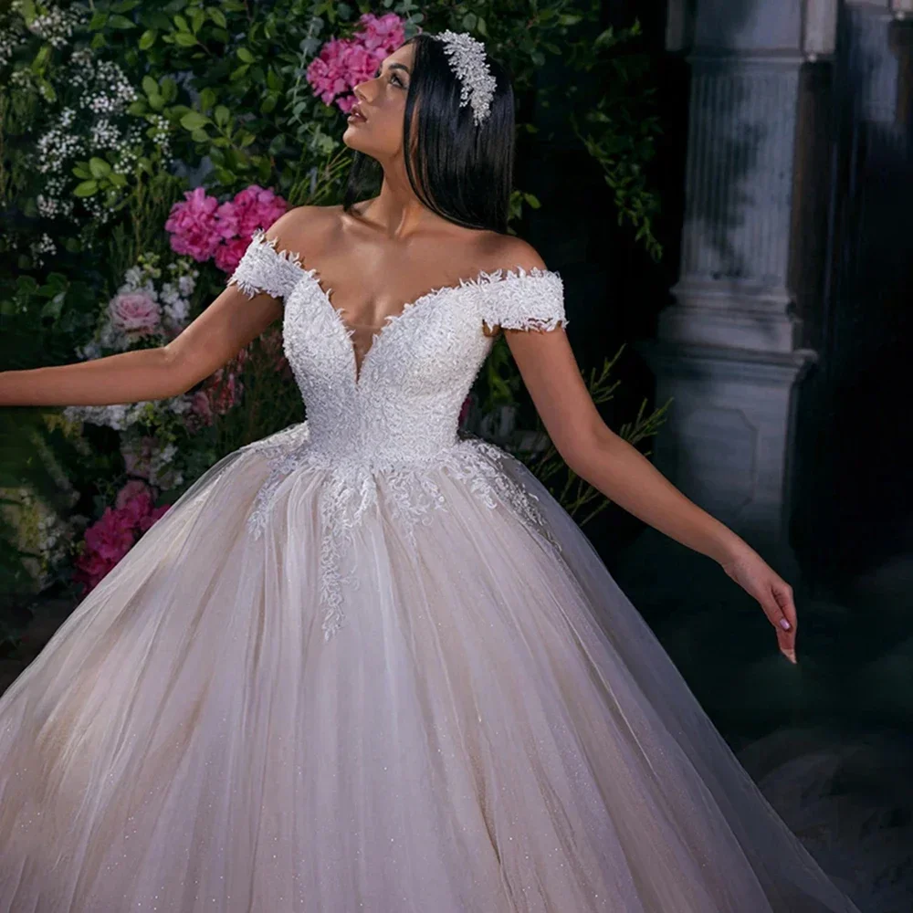 ชุดแต่งงานเจน แอร์ แบบคอวีทรงบอลกาวน์ ดีไซน์หรูหรา ตกแต่งลูกไม้ปักเลื่อมประดับไหล่แบบเปิดไหล่ ชุดเจ้าสาวสไตล์เจ้าหญิง