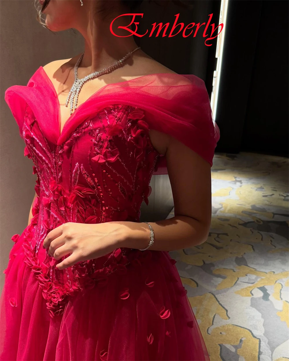 Abito da sera a trapezio personalizzato lungo fino al pavimento Squisito tulle con scollo a V al largo della spalla Abiti per occasioni speciali Partaydres alla moda