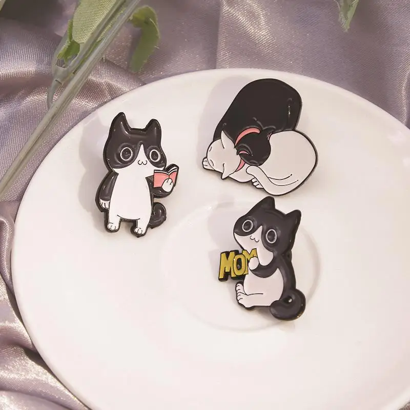 Sweet,Like an angel Cat Enamel Pin Hugging Couple Skeleton Bone Black White Cat Animal Brooches Lapel Badge Jewelry Accessories