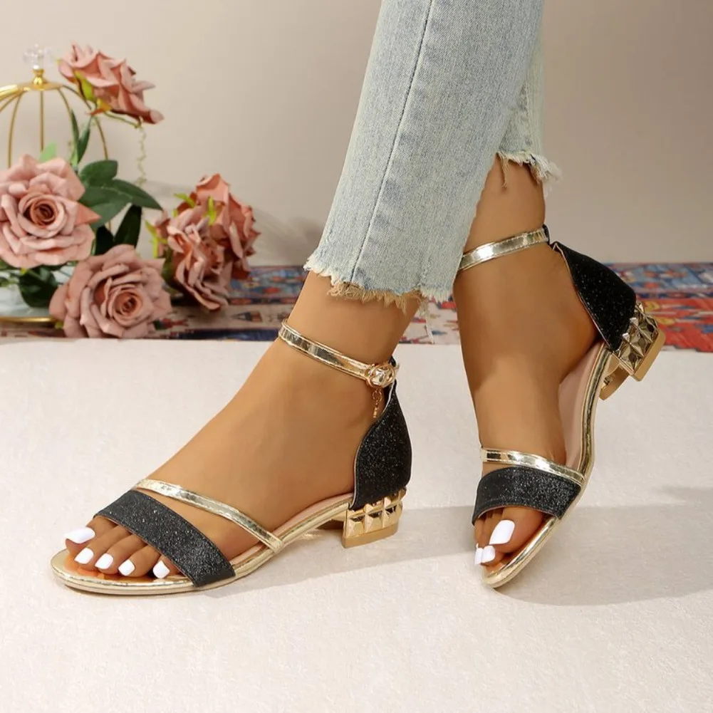 2025 الصيف حجم كبير المرأة الحديثة غطاء كعب الصنادل موضة الكاحل مشبك حذاء بسيور بلينغ كريستال فستان كعب منخفض الصنادل