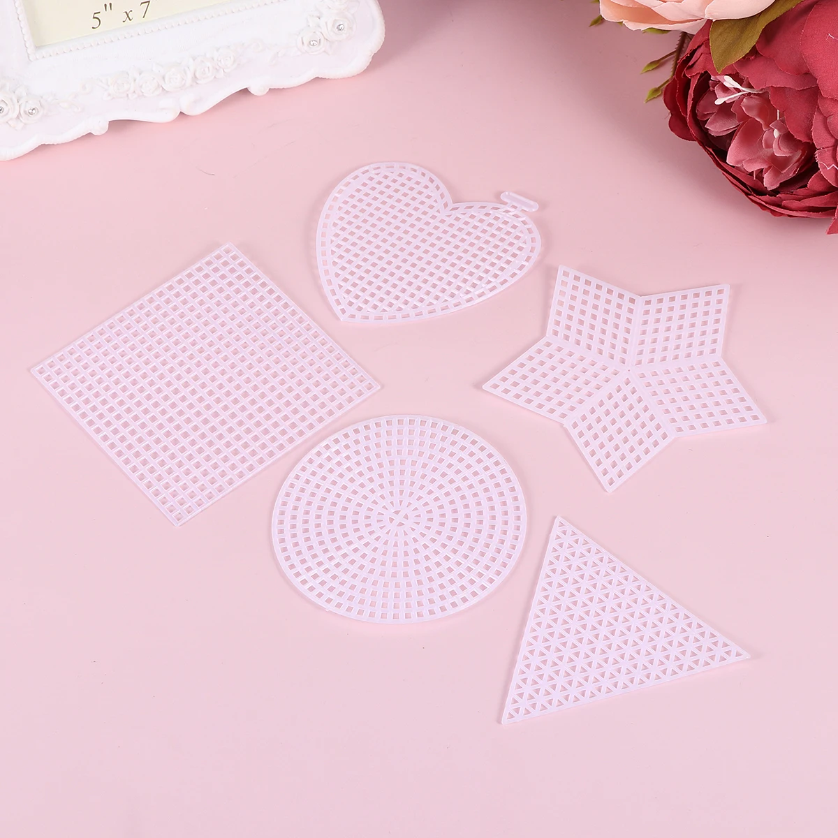 

50pcs Cross Stitch Plate Plastic Grid Embroidery Mesh Sheet DIY Liner Board Manual DIY Mesh Piece With 2pcs Needles (Heart Shape