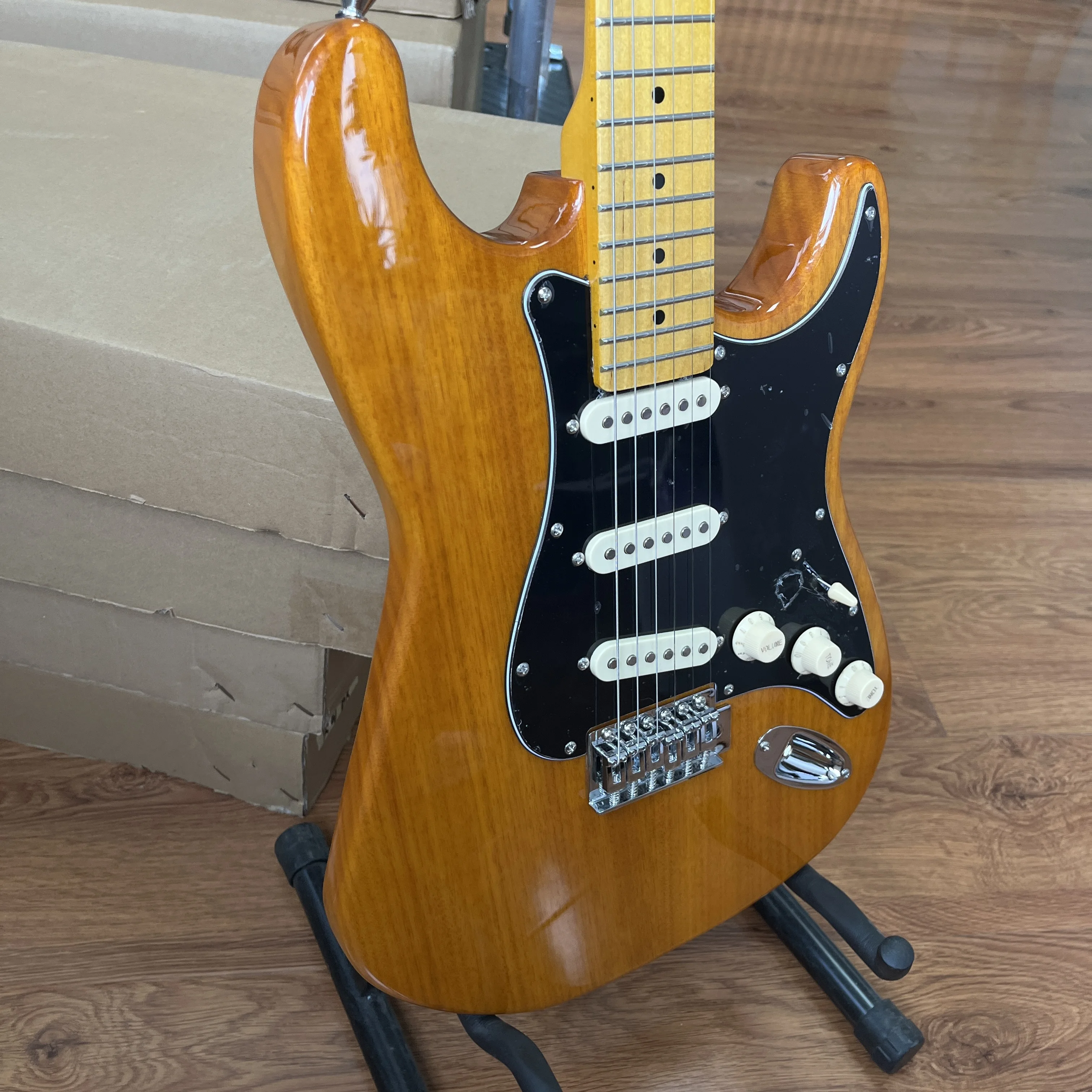 

Электрогитара в стиле ST из американского склада, кленовый гриф, корпус из ольхи, SSS-звукосниматели, подарок в тематике электрогитары, бесплатная доставка