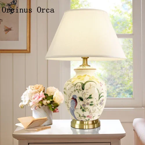 Lampada da scrivania in ceramica dipinta in stile americano su misura di fascia alta, lampada da comodino per camera da letto, l'ultima lampada da scrivania decorativa con uccelli e fiori