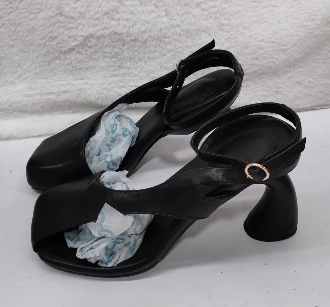 

Strange Style Split Toe Sandals for Women Gold Black Leather Buckle Strap Summer High Heels Novelty Style Women's Runway Shoes