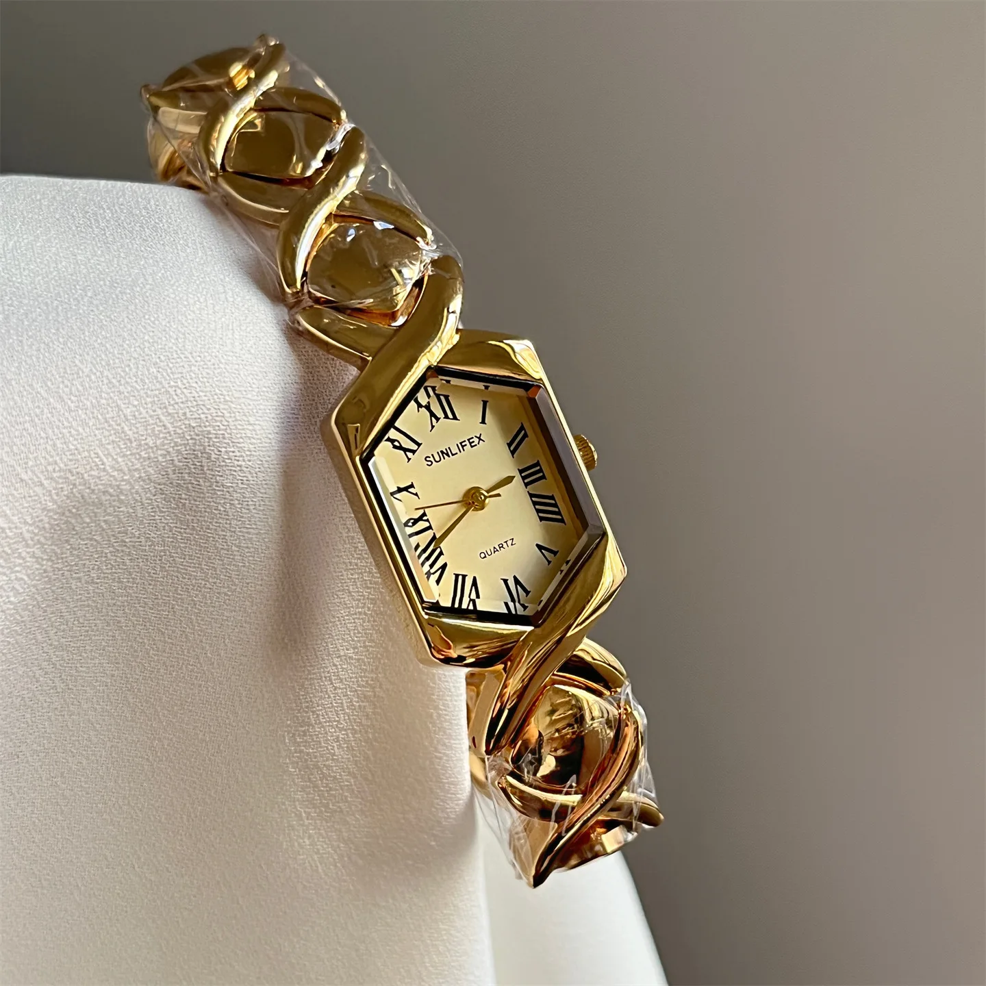 2026 New Octagonal Roman Scale Personalized Bracelet Watch Exquisite Design Luxury Gold Stainless Steel Quartz Watch Gift