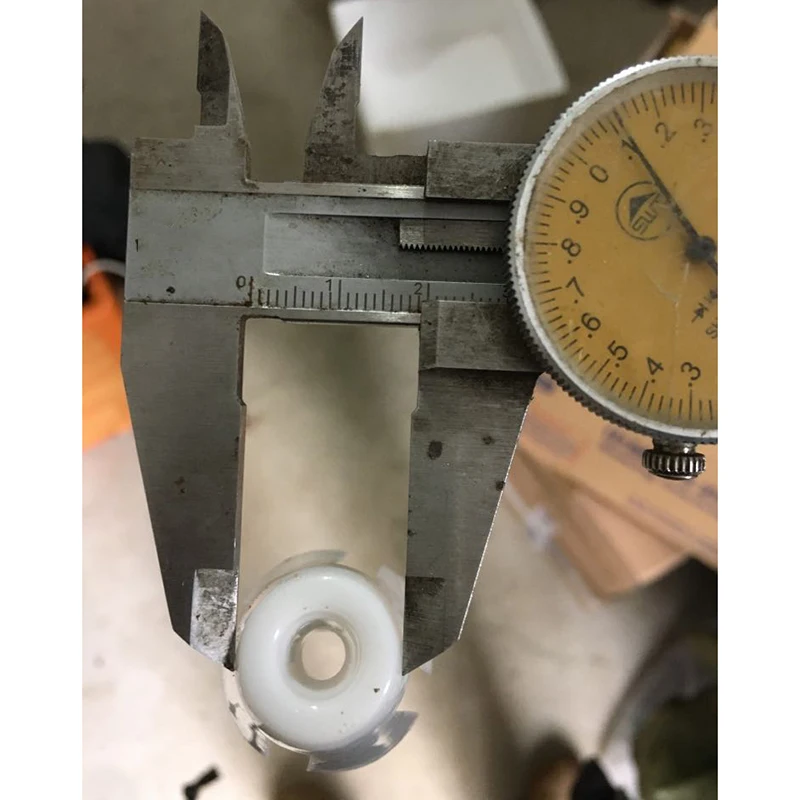 Efficiente gestione del filo con supporto per cono del filo da 4 pezzi per sovralimentazioni, perfetto per sarta e hobbisti