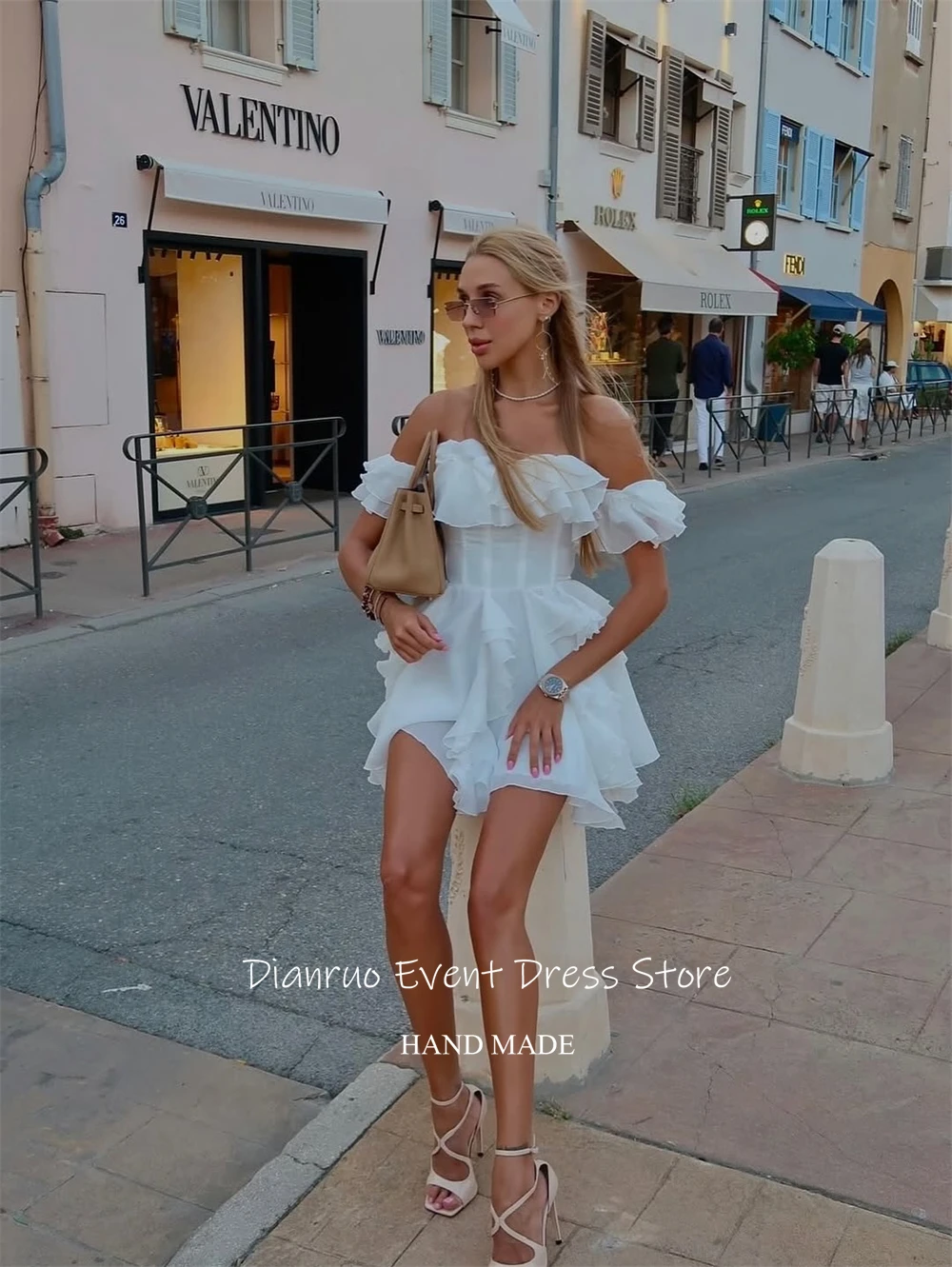 เดียนรัว ชุดราตรีสีขาวเปิดไหล่ ชายกระโปรงระบาย ทรงเอไลน์ ผ้าชีฟอง ชุดราตรีจับจีบ ดีไซน์ทันสมัย แบบดารา สามารถสั่งตัดได้