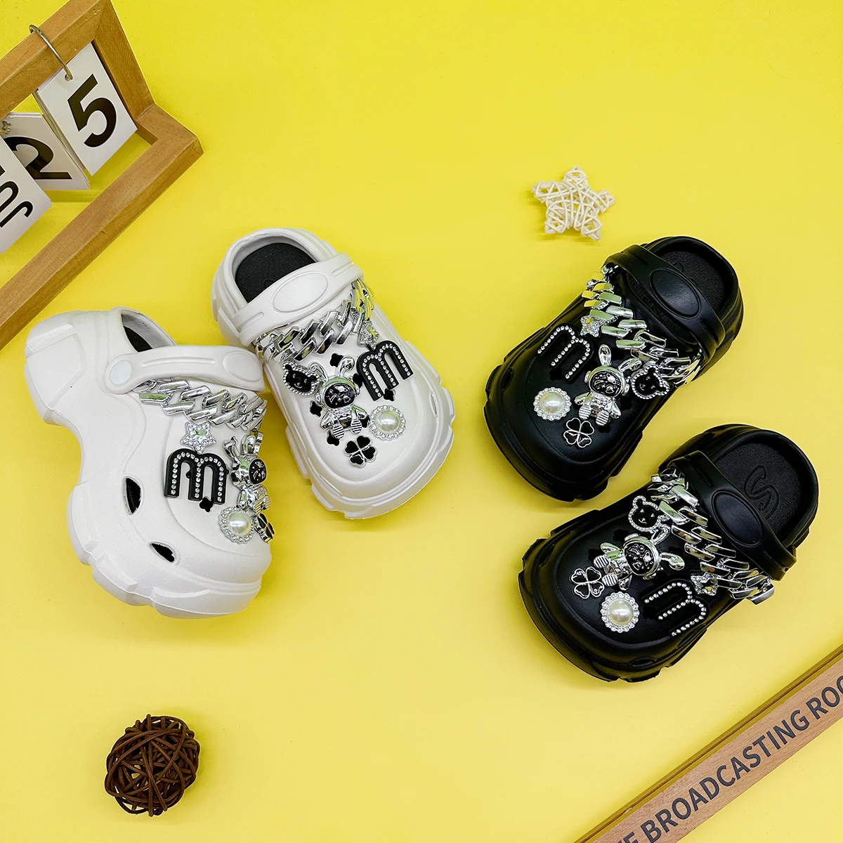 New Stylish Versatile Cartoon Chain m Rabbit Hole Shoes Soft-Soled Non-Slip Closed-Toe Sandals for Boys and Girls Slippers 606