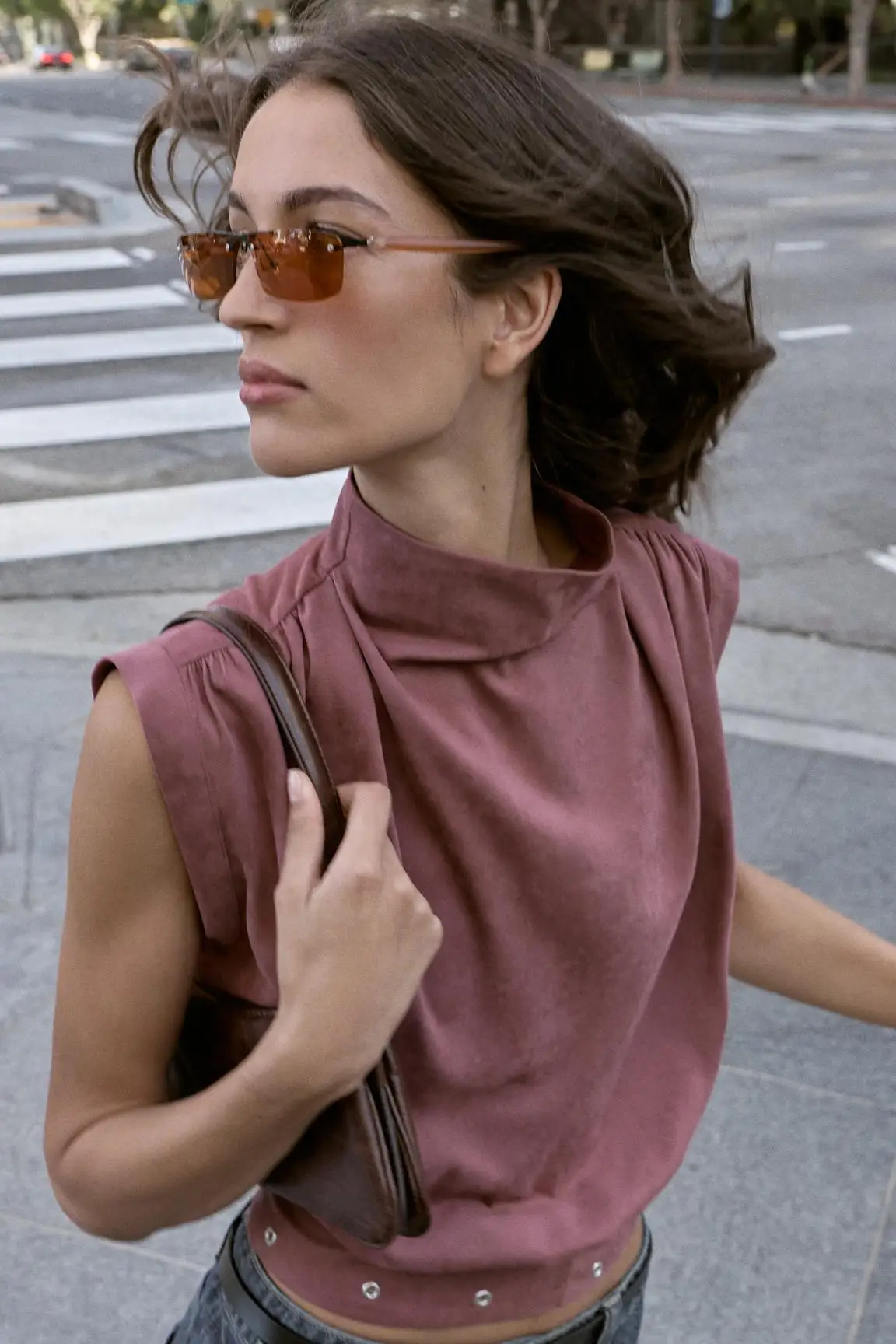 Tops sin mangas de ante sintético rojo Marsala para mujer, tops de verano 2026 de cuello alto fruncido de ante sintético color burdeos con hebilla, a la moda