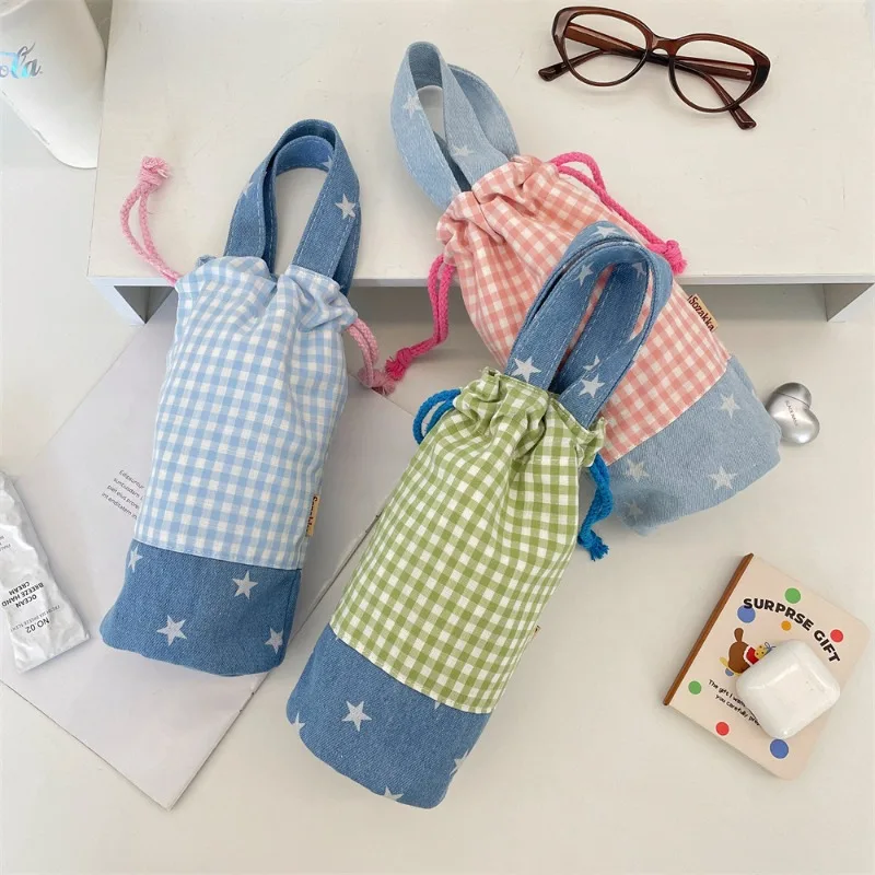 1pc assembled checkered water cup bag, a drawstring bag for organizing water cups, a portable bag to prevent hand burns when goi