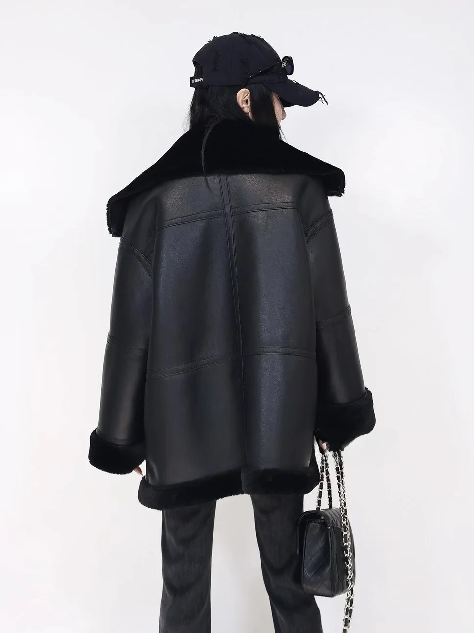 معطف شتوي جديد من فرو الخروف النقي، سترة جلدية دافئة وعصرية للنساء بطول متوسط، تصميم أنيق للشارع مع إغلاق بالسحاب