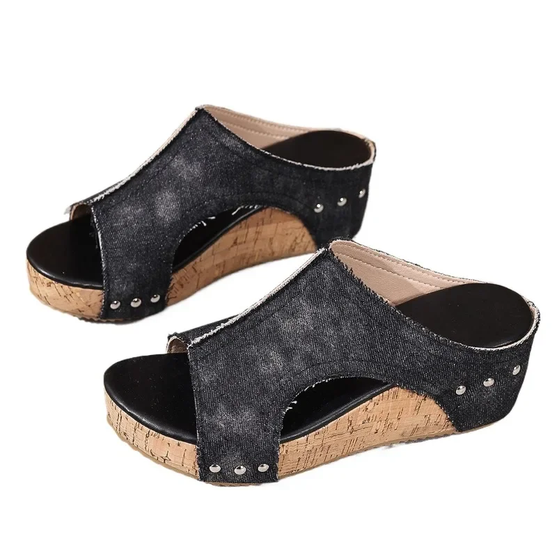 ‌ PLUS ขนาด 2025 ฤดูร้อนใหม่ขายร้อนโรมรองเท้าแตะกลางแจ้งสบายๆแพลตฟอร์มสบายรองเท้าผู้หญิง Rivet Wedges แฟชั่นรองเท้าแตะ