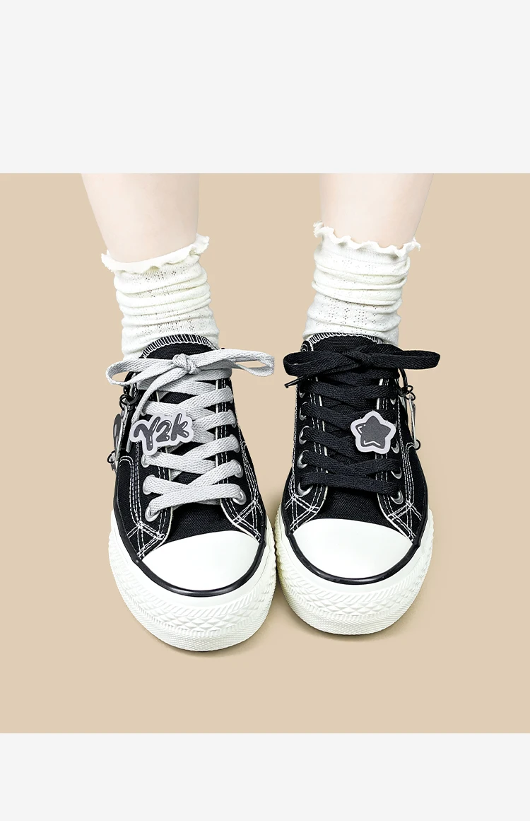 Amy and Michael Fashion Gothic Charms Damen-Canvas-Schuhe, Originaldesign, schwarze Low-Top-Flache Freizeitsneaker für Mädchen und Studentinnen – Detail 5