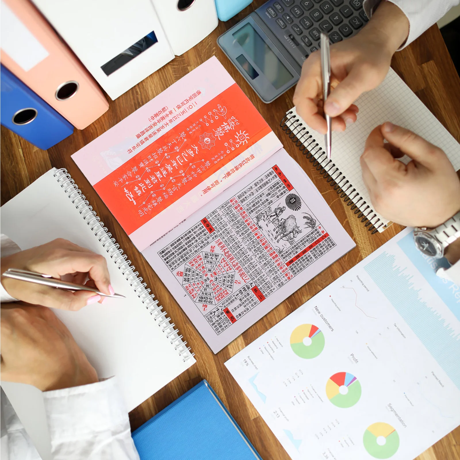 Calendário do ano lunar chinês 2025 ano da cobra herança cultural tradicional pendurado na parede com calendário perpétuo solar