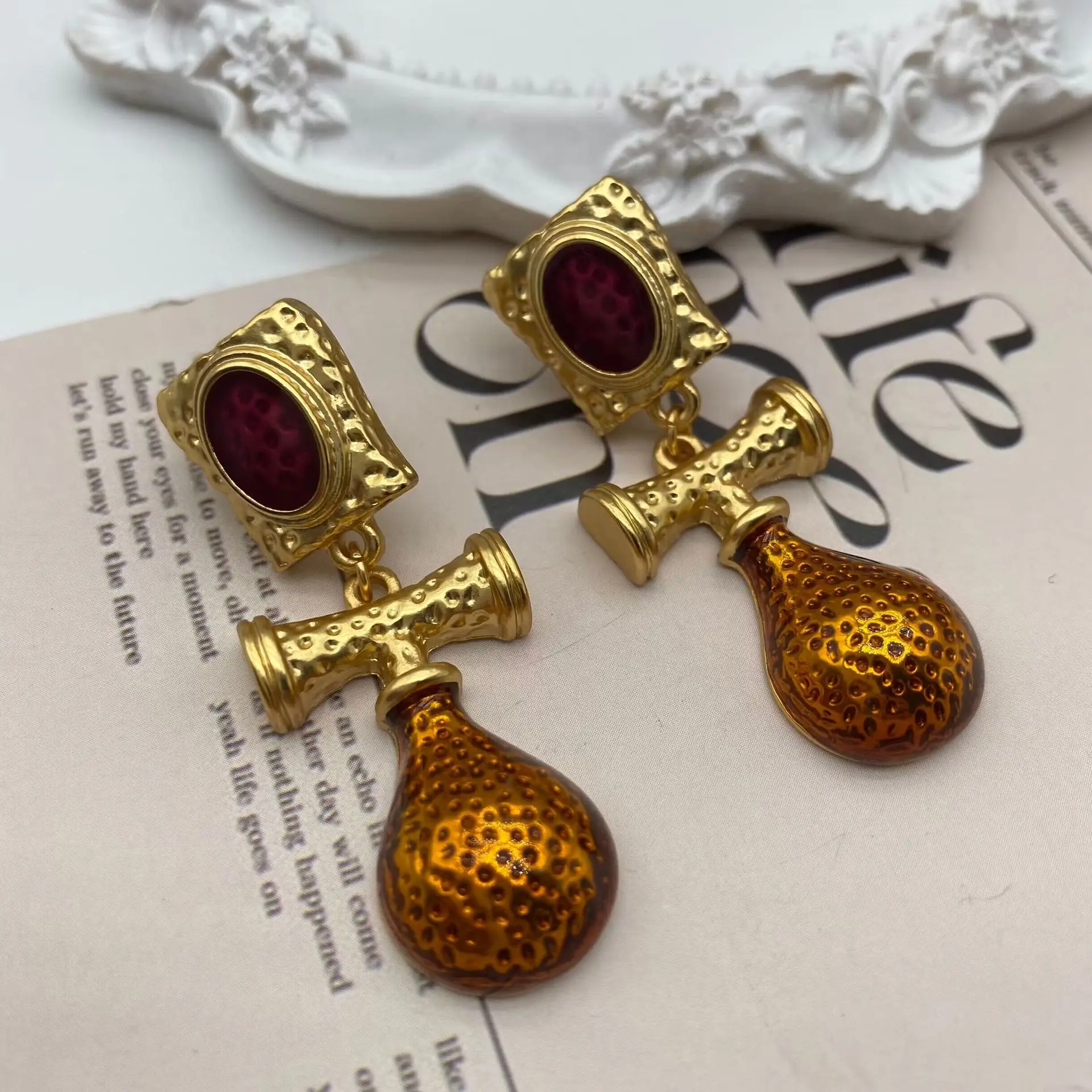 Medieval Western Enamel Color TV with Real Gold Plating, Light Luxury, Fashionable and Versatile Labeled Ear Studs