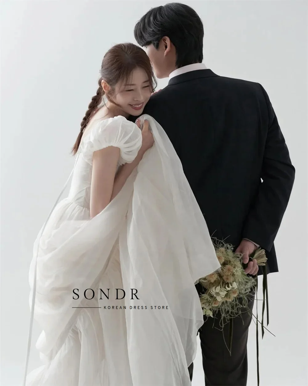 Suknie ślubne koreańskie na zamówienie Sondr, sesja zdjęciowa, kwadratowy dekolt, bufiaste rękawy, długość do podłogi, gorset, koreańskie suknie ślubne 웨딩드레스