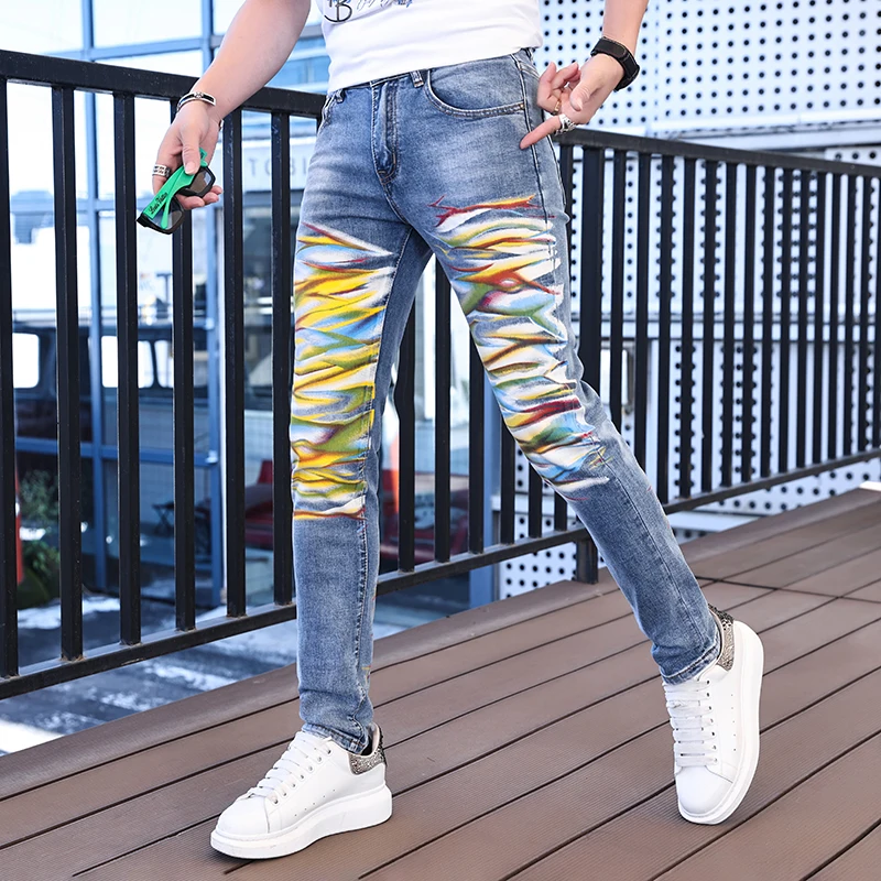 Celana panjang ketat pergelangan kaki pria, Jeans cetakan warna Mode desain kepribadian jalanan trendi Punk tampan meregang Slim Fit