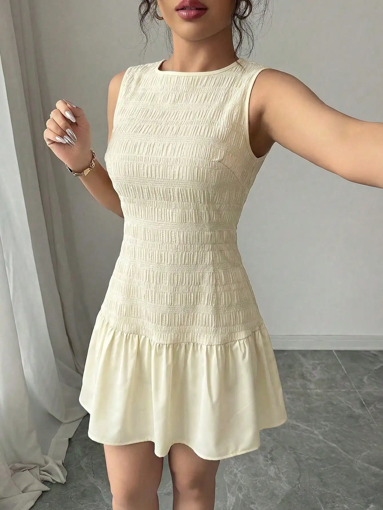 Cremefarbenes ärmelloses Smock-Minikleid für Damen, Rundhalsausschnitt, figurbetont und ausgestellt, lässiges Sommerkleid. – Detail 1