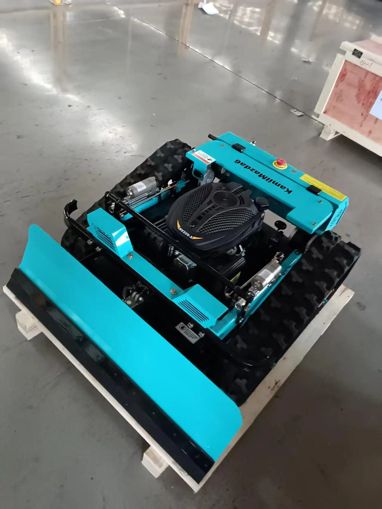 

Tracked Remote-Controlled Lawnmower w/Snowplow - High-Power,Euro 5 EPA CE Certified,Dual-purpose for Landscaping and Agriculture