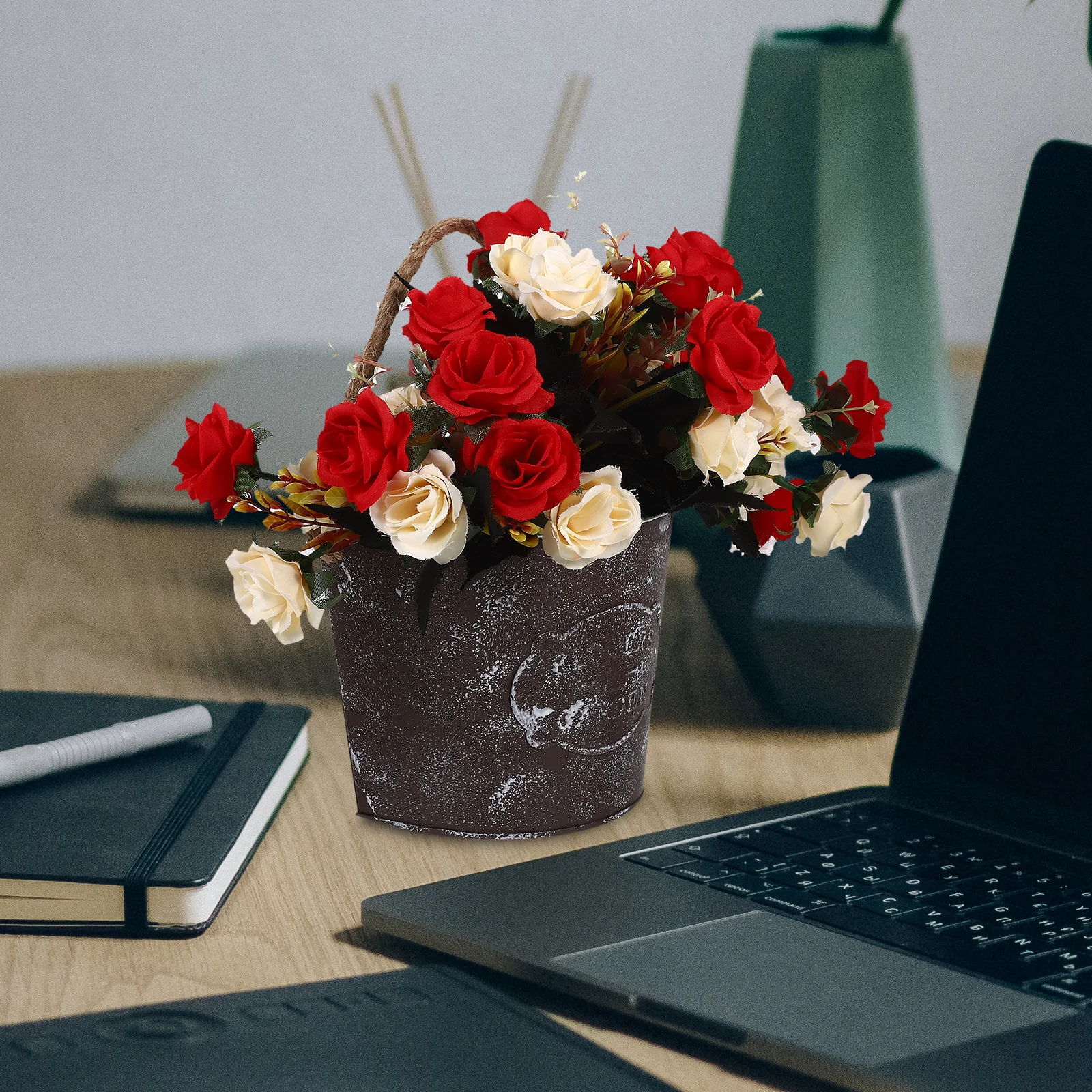 

2pcs Wall Hanging Flowerpot Iron Retro Metal Hanging Planter Vintage Flower Bucket For Indoor Outdoor Decor Rustic Flower Holder