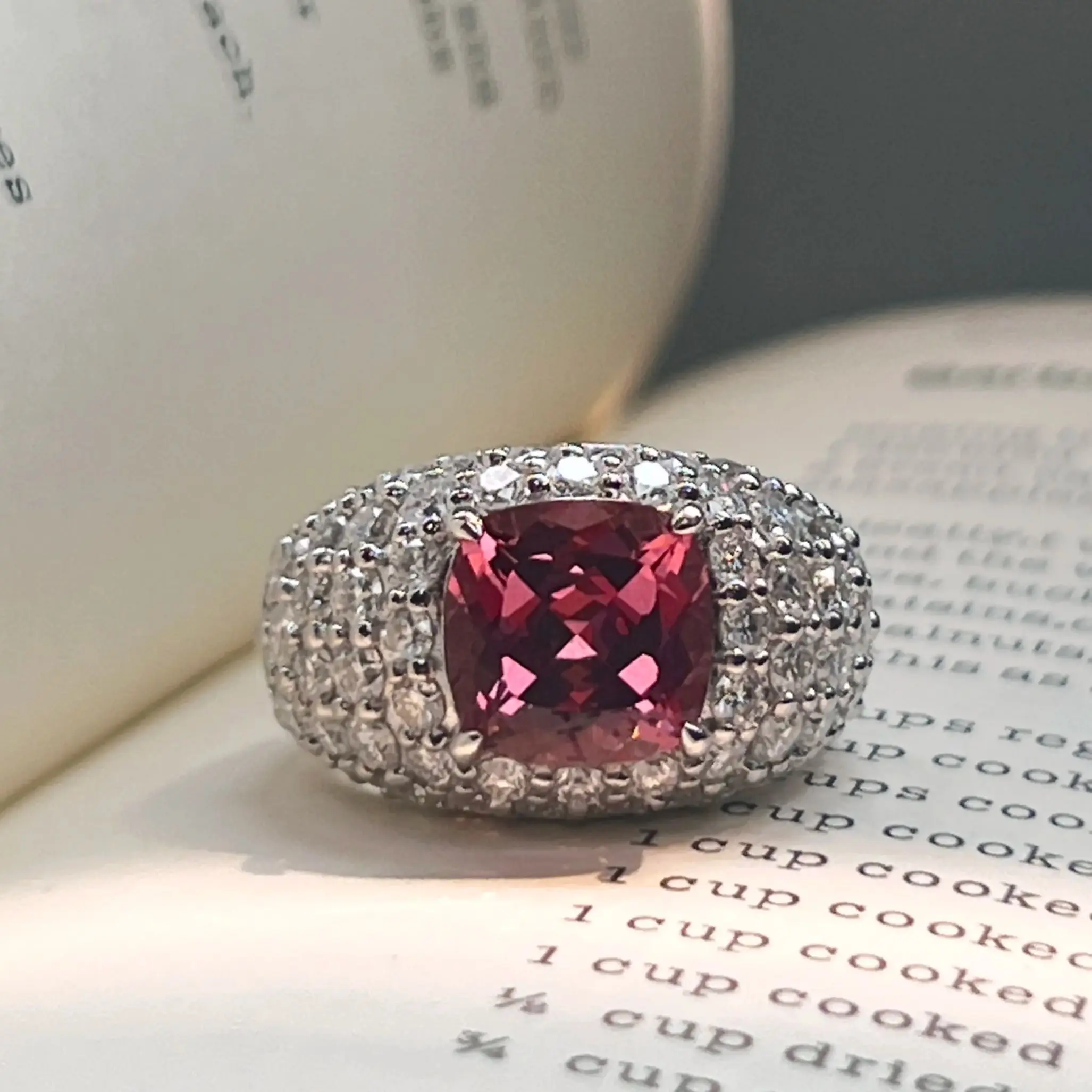 

S925 Silver 6.1 Carat Pink Cultured Padparadscha Ring with Mozambique Enamel, Stylish and High-End Feel.
