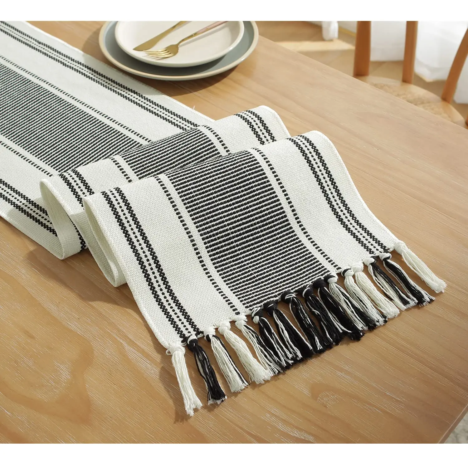 Boho Table Runner for Modern Farmhouse Decor,Natural Cotton Woven Runner with Tassels for Home Dining Table Décor