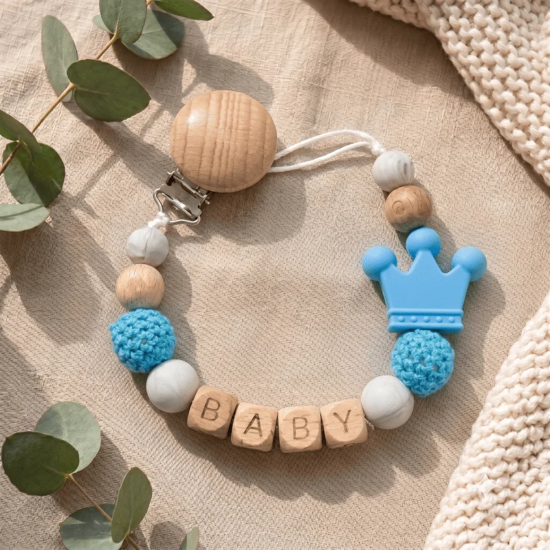 2026 Gepersonaliseerde Baby Fopspeen Clip Aangepaste Naam Houten Dummy Ketting Siliconen Bijtringhouder BPA Gratis Kraamcadeau