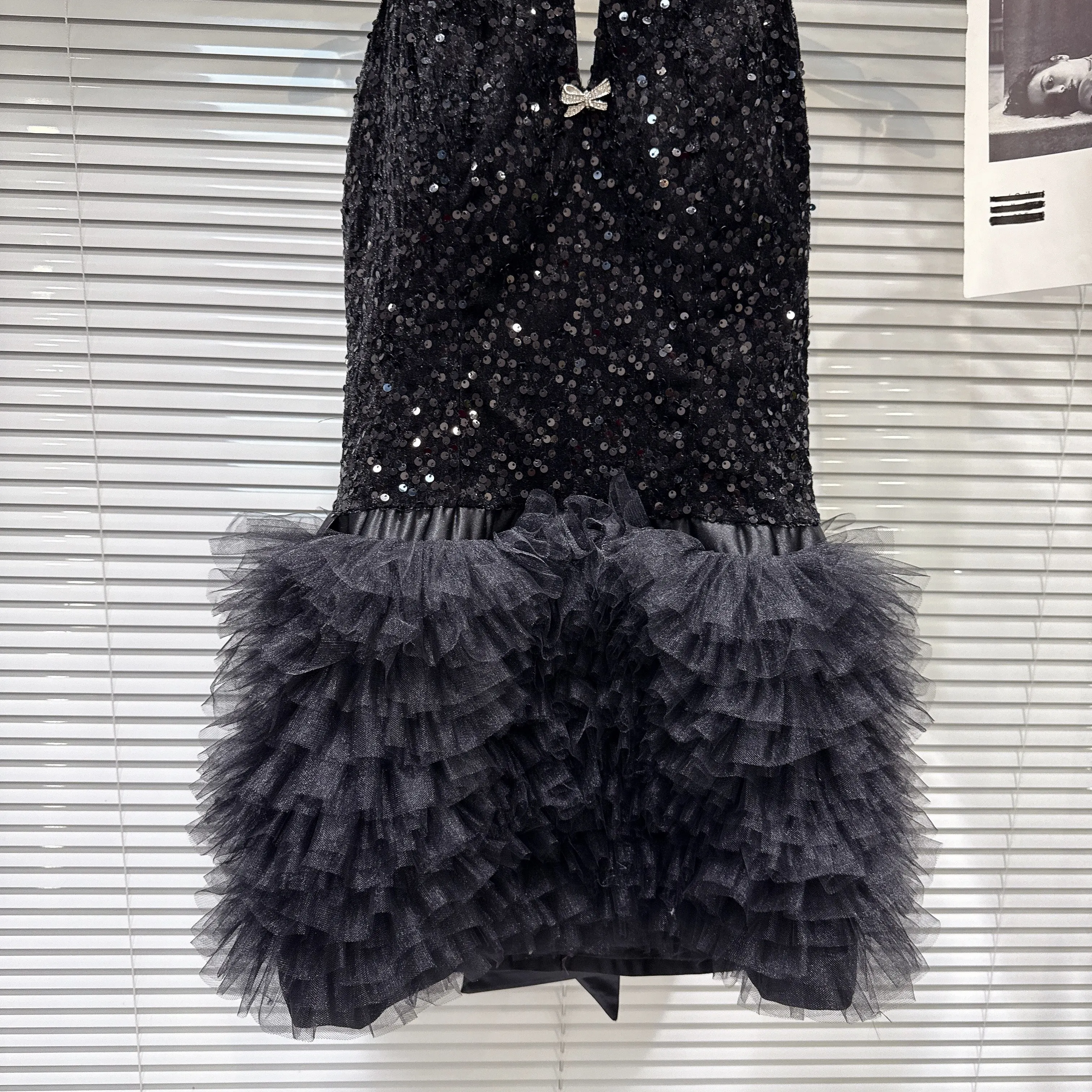 เดรสสั้นสีดำทรงเอไลน์ แต่งผ้าตาข่าย ประดับเลื่อม โบว์ผูกเอวสูง ดีไซน์หรูหราแบบฝรั่งเศส สำหรับผู้หญิง ฤดูใบไม้ผลิ 2026