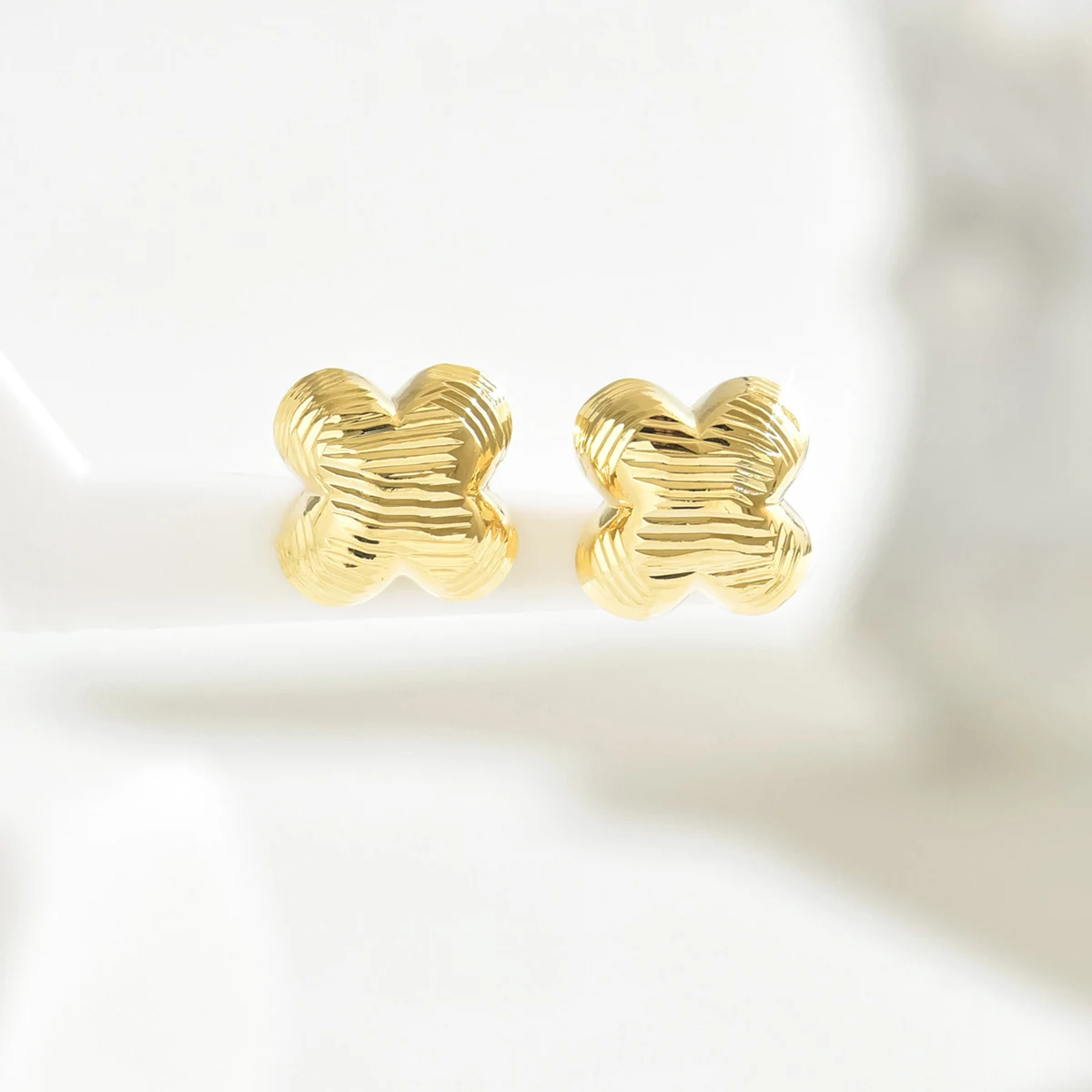 Classic C-shaped Small Flower Conch Stud Earrings Gold Color Chic Posting Earrings Metal Geometric Temperament Party Jewelry