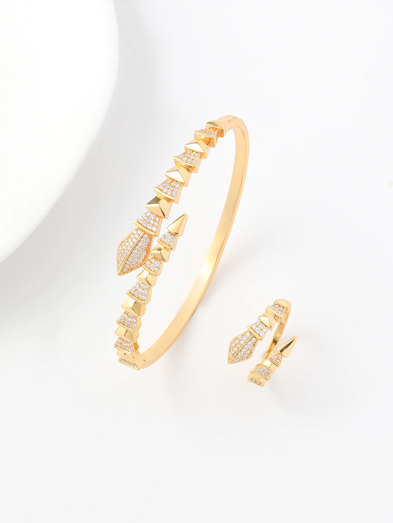 A set of women's new European 14K gold plated copper classic temperament exquisite serpentine zirconium inlaid bracelet ring set