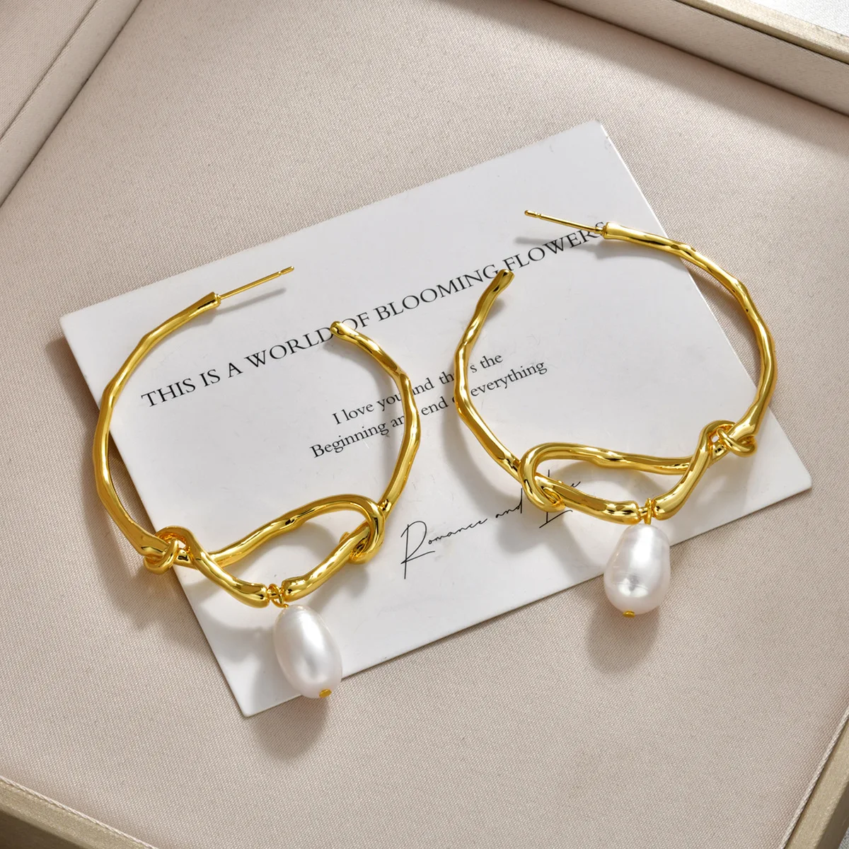 High-end freshwater pearl ear loop with simple and elegant style, suitable for daily work wear. New style earrings for women.