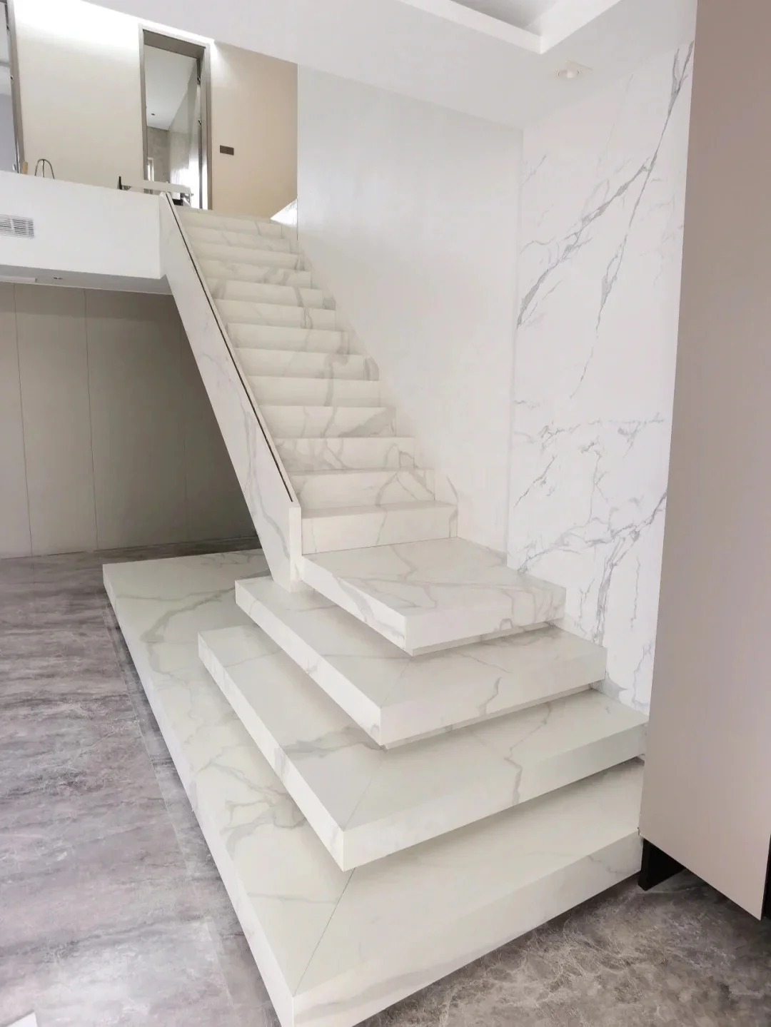 Personalizzazione Lastra di pietra sinterizzata Scale in marmo Villa di lusso moderna Gradini per pavimenti duplex Personalizzati antiscivolo