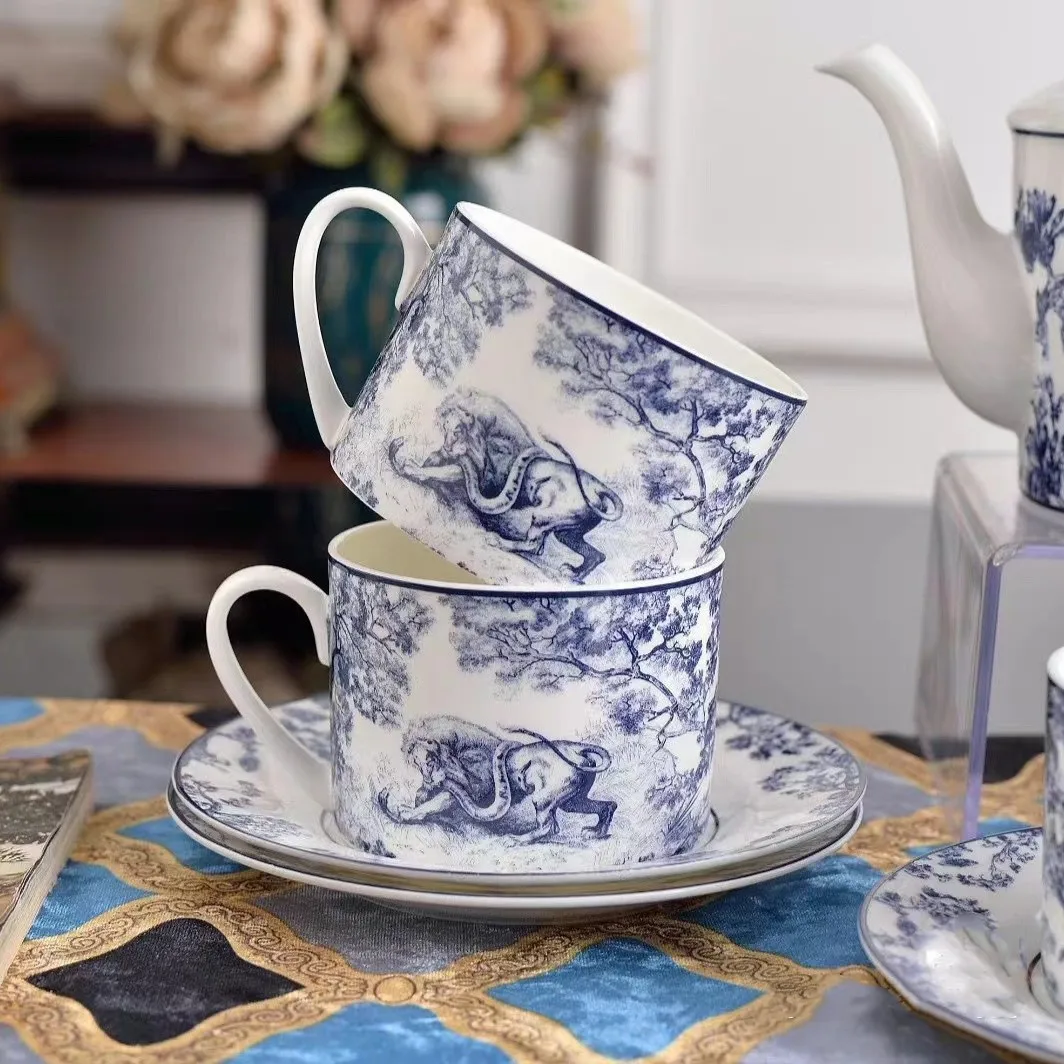 

European Luxury Home Bone China Coffee Cup and Saucer Set Afternoon Tea Best Friend Red Tea Cup Gift Coffee Mugs Tea Cup Set
