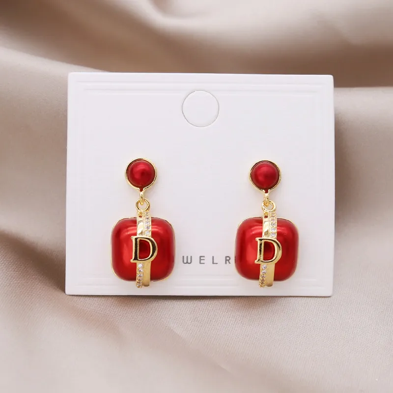 한국어 스타일 마이크로 상감 문자 D 진주 디자인 틈새 및 여성을위한 독특한 상쾌하고 시원한 기질 귀걸이
