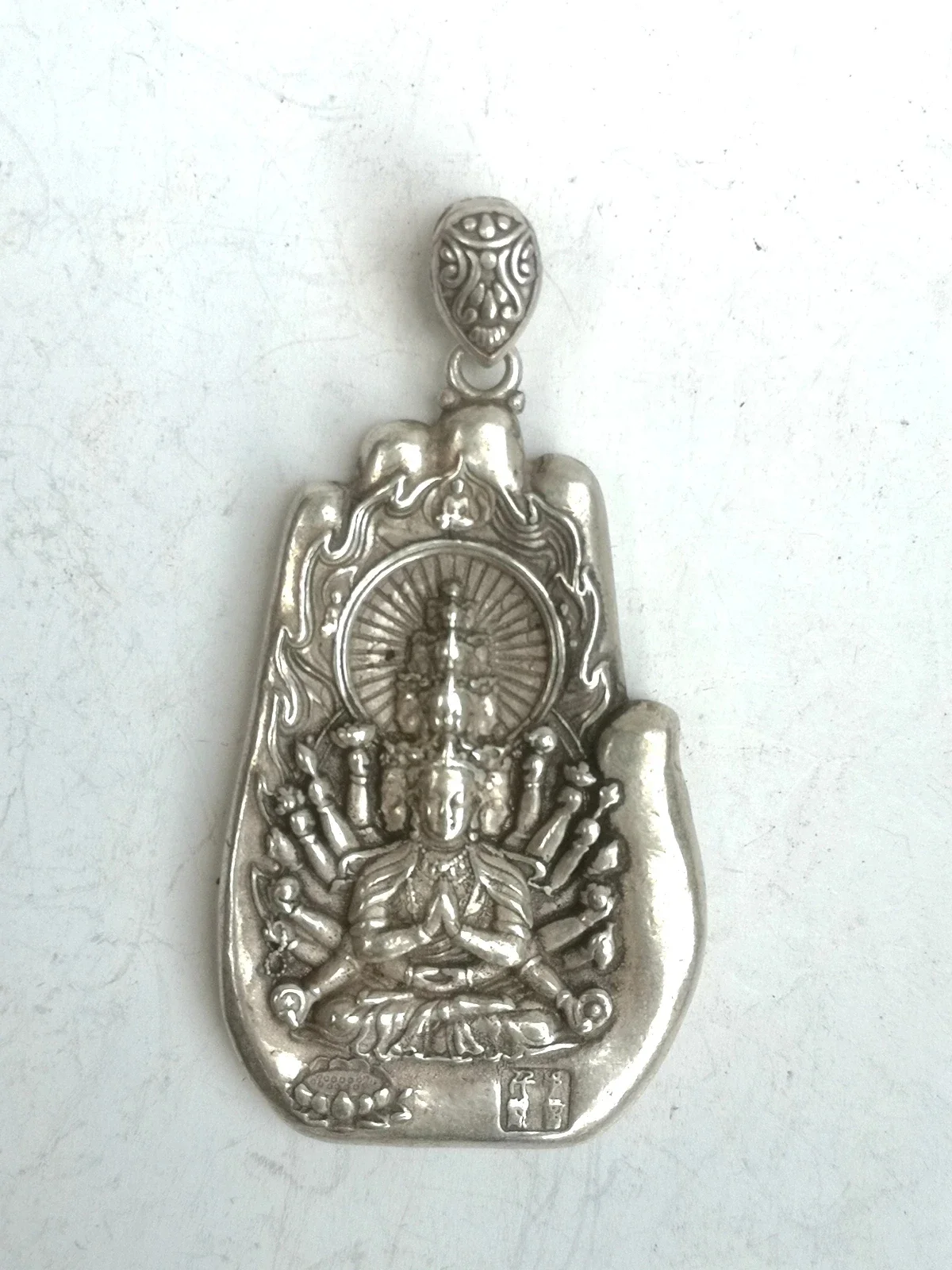 Collection Old Chinese Tibet Silver Carving Avalokitesvara Hand Amulet Pendant Decoration