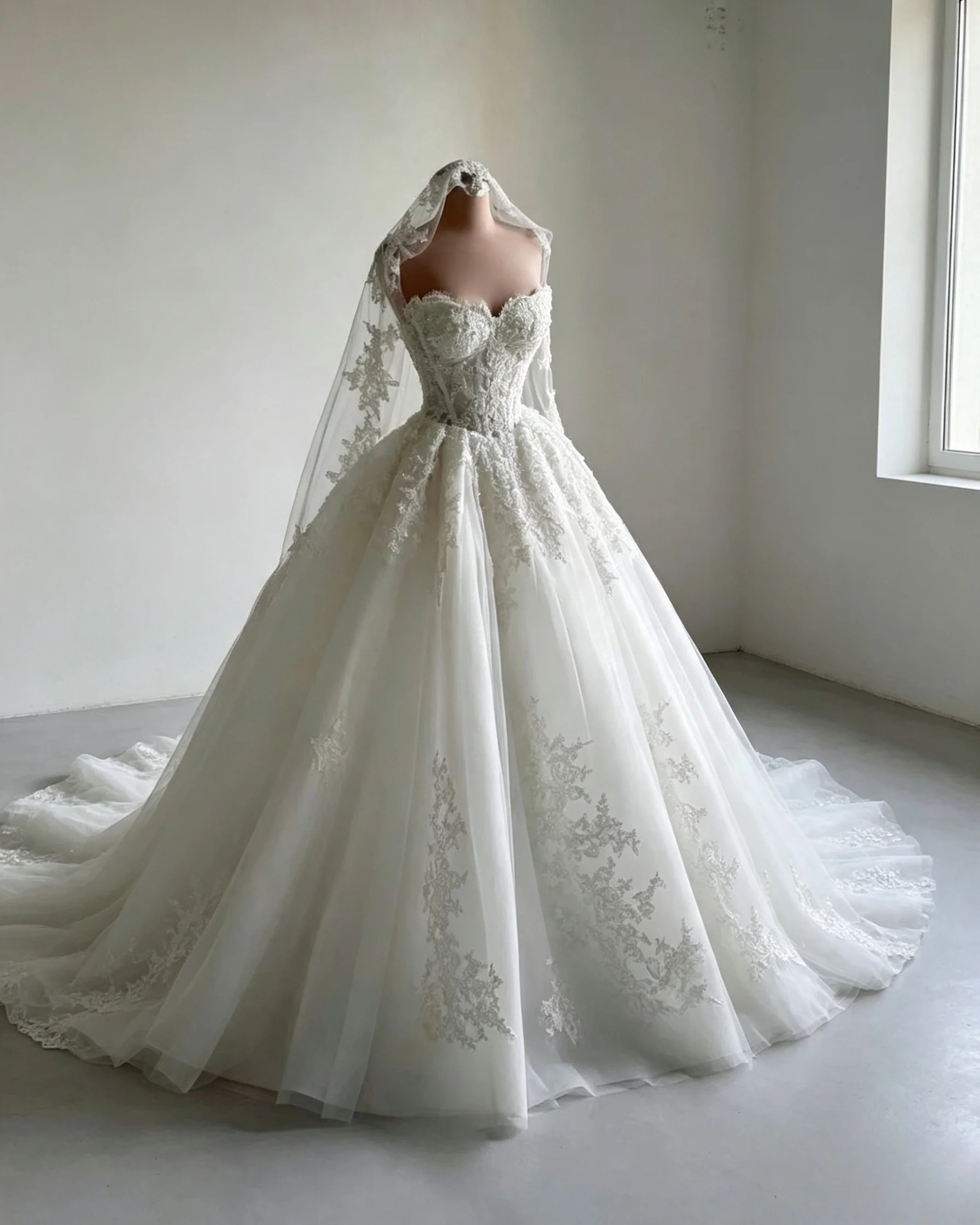 Sweetheart Ball Gown Wedding Dress For Women Lace Appliques Chapel Train Bridal Gown Custom Size Corset Back Wedding Party Dress