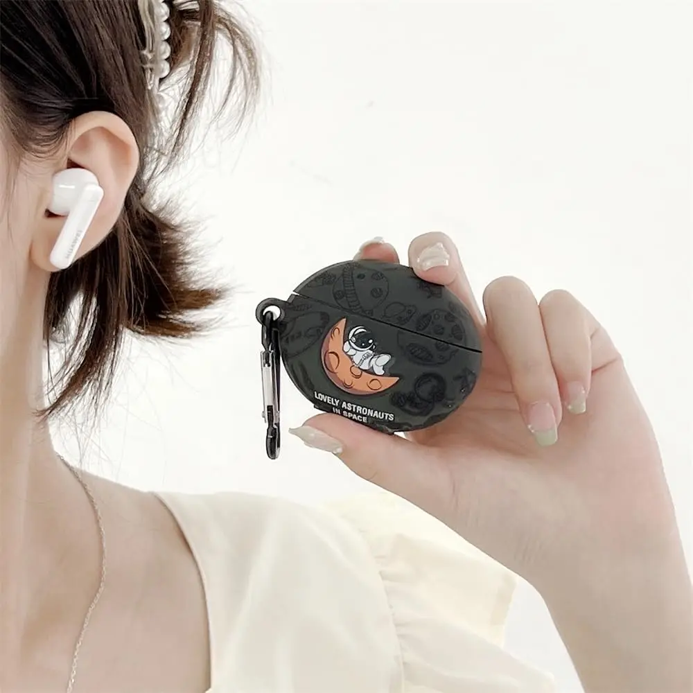 حافظة سماعة الرأس لهاتف Huawei Freebuds 6i (إصدار 2024)، غطاء لرااد الفضاء الكرتونية اللطيفة لرجل الفضاء الكريستالي مع خطاف