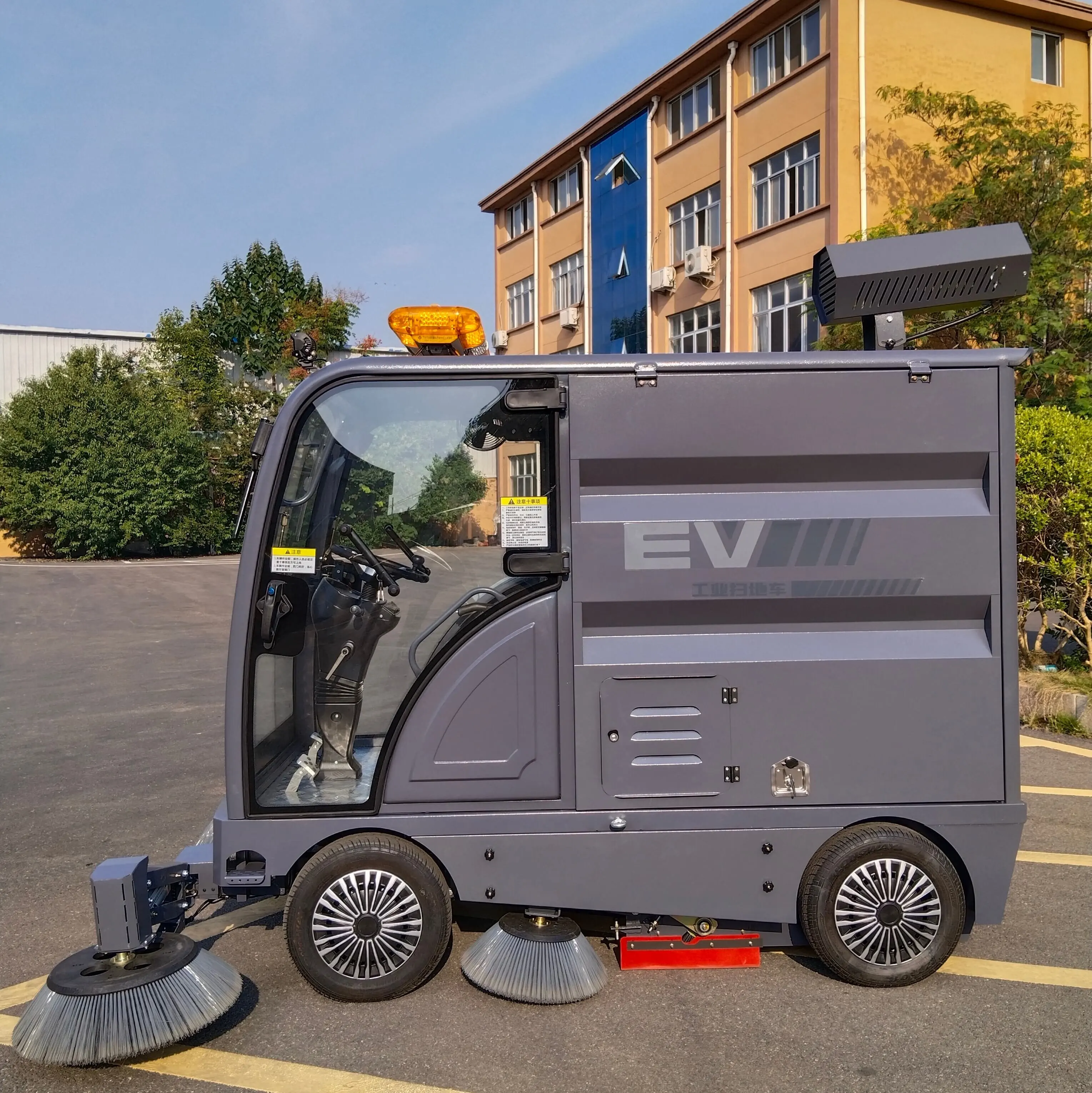 Customized Multifunction Cleaning Equipment Industrial Ride-On Outdoor Electric Road Sweeper Truck Street Sweeper For Street Ro