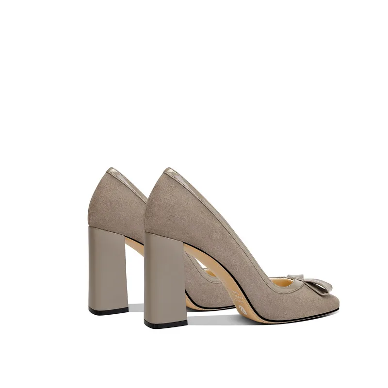 كعب أنيق من جلد الغزال الكاكي لخريف 2025 بمقدمة مربعة ومريحة للنساء الصغيرات